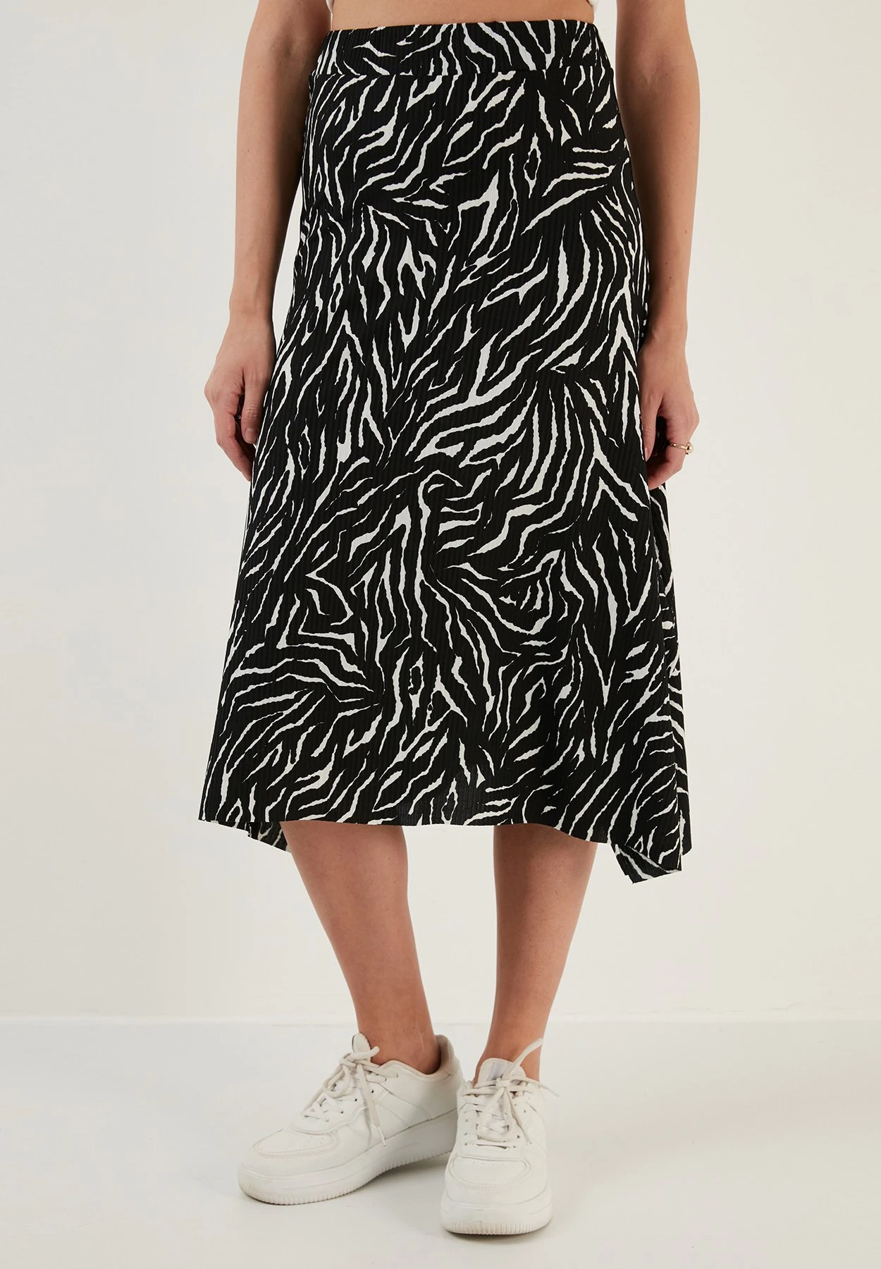 LELA Midi- A-Lijn Rok - Black White Striped 3 LELA Midi- A-Lijn Rok - Black White Striped