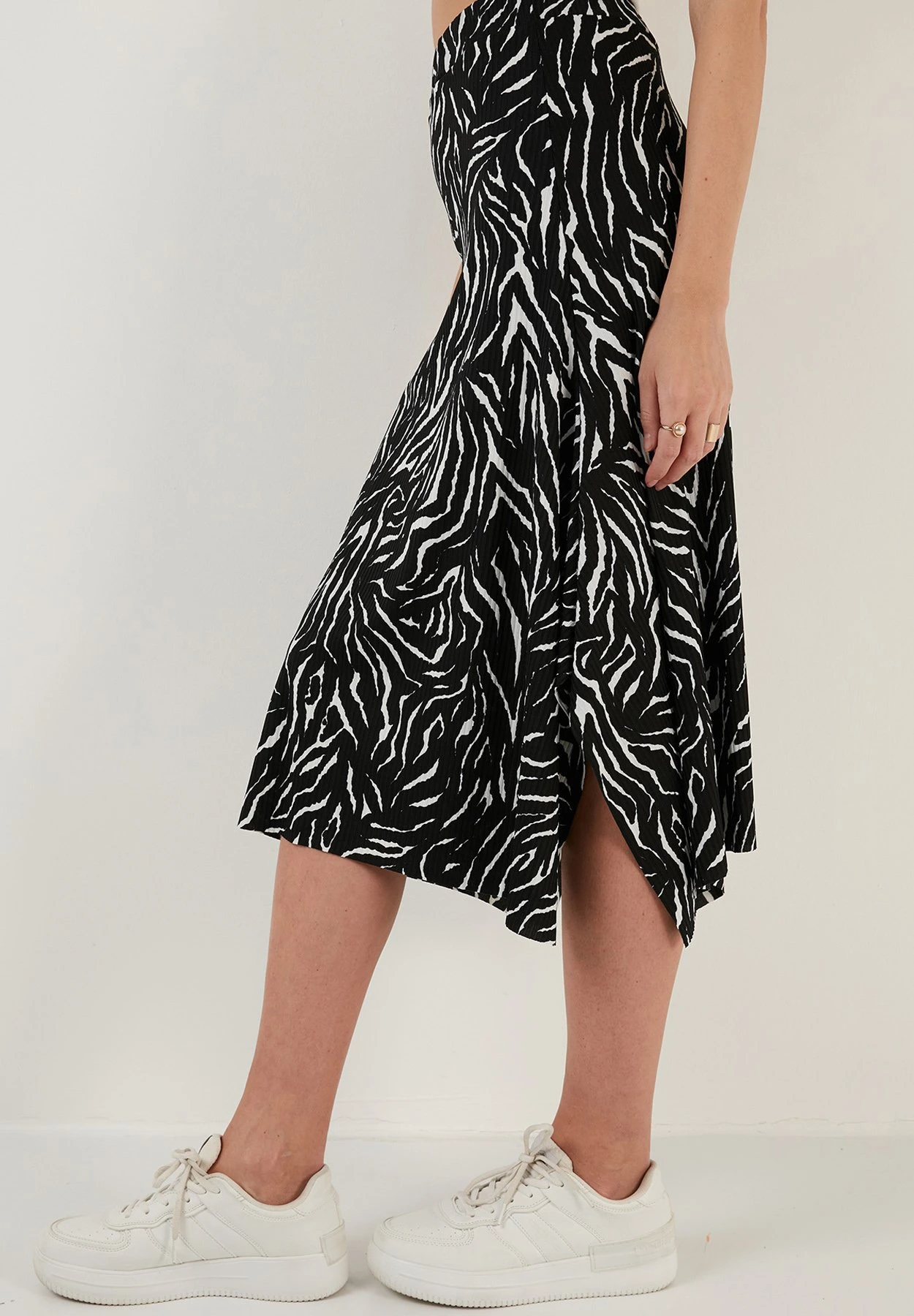 LELA Midi- A-Lijn Rok - Black White Striped 7 LELA Midi- A-Lijn Rok - Black White Striped - Afbeelding 5