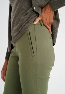 InWear Vanessaiw- Chino - Beetle Green 14 InWear Vanessaiw- Chino - Beetle Green -Mode Dames Winkel 19aaff7fc7dd43a58b03c1376095a725