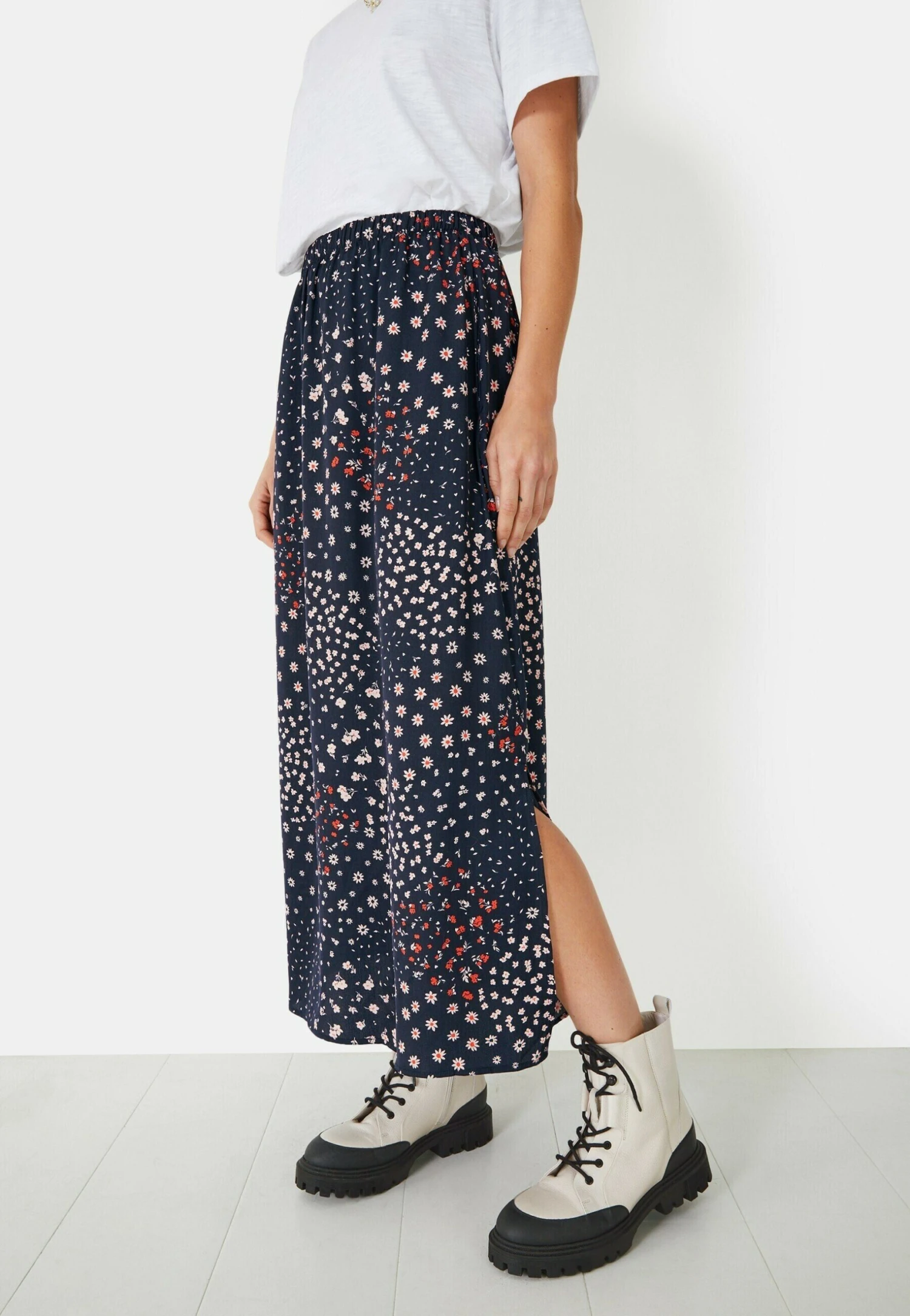 Santana Printed - A-Lijn Rok - Floral Patchwork Navy 3 Santana Printed - A-Lijn Rok - Floral Patchwork Navy