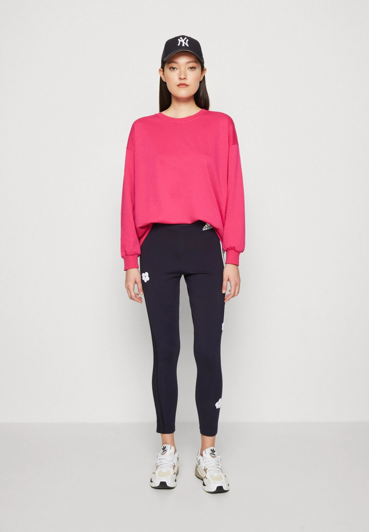 Adidas Sportswear 3 Stripes High Rise Chenille Flower Patches - Legging - Legend Ink 4 Adidas Sportswear 3 Stripes High Rise Chenille Flower Patches - Legging - Legend Ink - Afbeelding 2