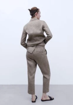 ADOLFO DOMINGUEZ European- Chino - Taupe -Mode Dames Winkel 5c2ad1a48327411ca09ca77de7543ace