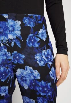 Alice + Olivia Teeny Fit Pant - Broek - Blue 11 Alice + Olivia Teeny Fit Pant - Broek - Blue -Mode Dames Winkel 5df2ef8ea5ae4c418a16223be4ae816d