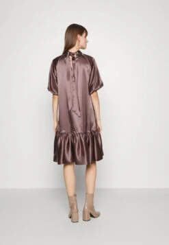 Bruuns Bazaar Bergamot Adelen Dress - Cocktailjurk - Plum Lavender -Mode Dames Winkel abd494dc1b68483794ce5467dea90850