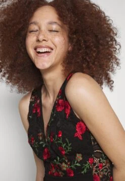 Wal G Embroidered Lace Maxi - Cocktailjurk - Black/Red 11 Wal G Embroidered Lace Maxi - Cocktailjurk - Black/Red -Mode Dames Winkel b86f3a8e294d40f5b793d48a672ba89c