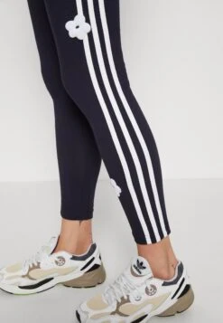 Adidas Sportswear 3 Stripes High Rise Chenille Flower Patches - Legging - Legend Ink 13 Adidas Sportswear 3 Stripes High Rise Chenille Flower Patches - Legging - Legend Ink -Mode Dames Winkel ca50128e51464bc2989bf9a73b37ff4a