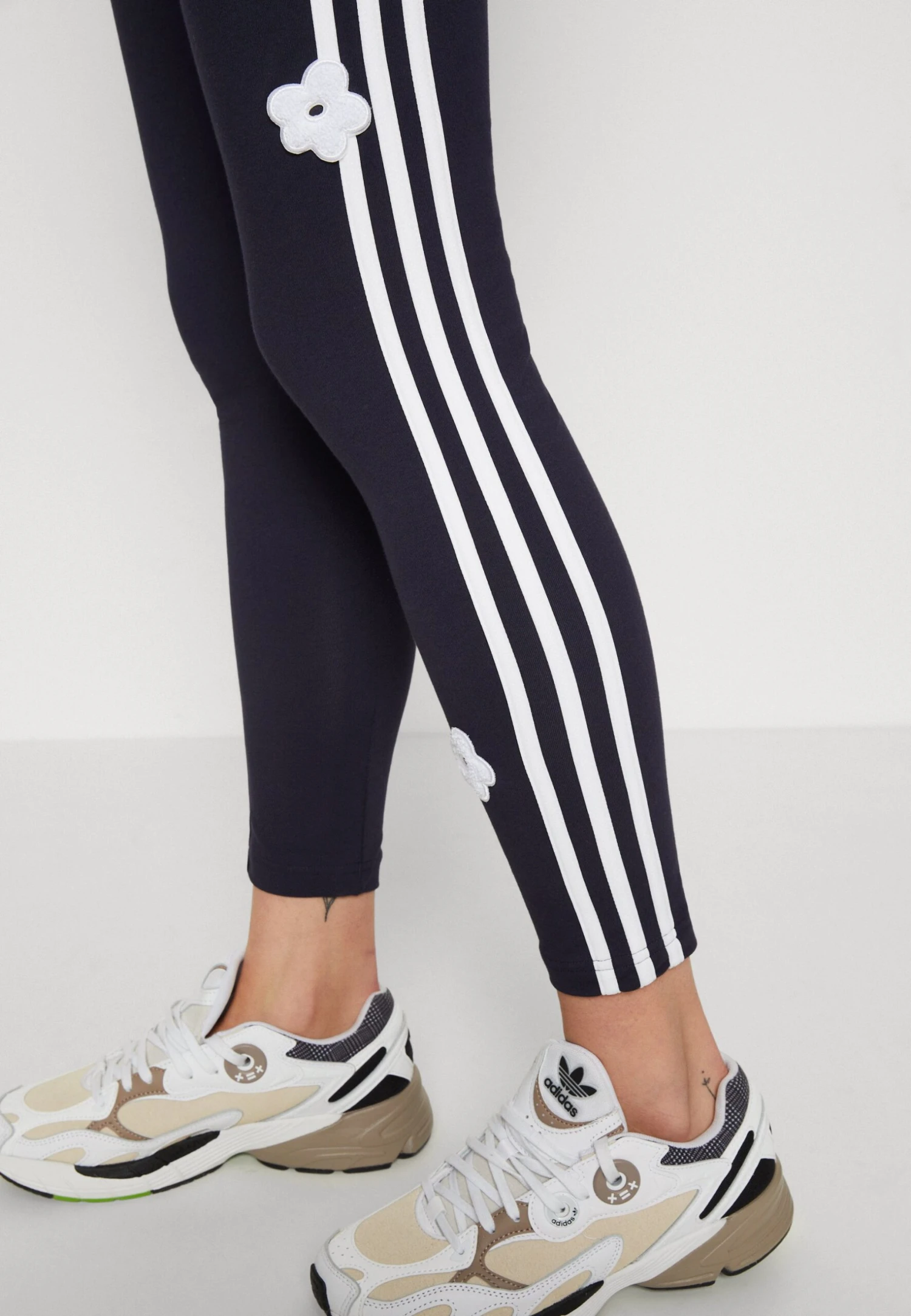 Adidas Sportswear 3 Stripes High Rise Chenille Flower Patches - Legging - Legend Ink 8 Adidas Sportswear 3 Stripes High Rise Chenille Flower Patches - Legging - Legend Ink - Afbeelding 6