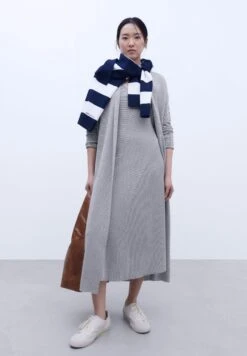 ADOLFO DOMINGUEZ V-Shaped Crew Neckline Long - Etui-Jurk - Black And White 16 ADOLFO DOMINGUEZ V-Shaped Crew Neckline Long - Etui-Jurk - Black And White -Mode Dames Winkel ce90dd9e10084136aa9c58723a3f6861