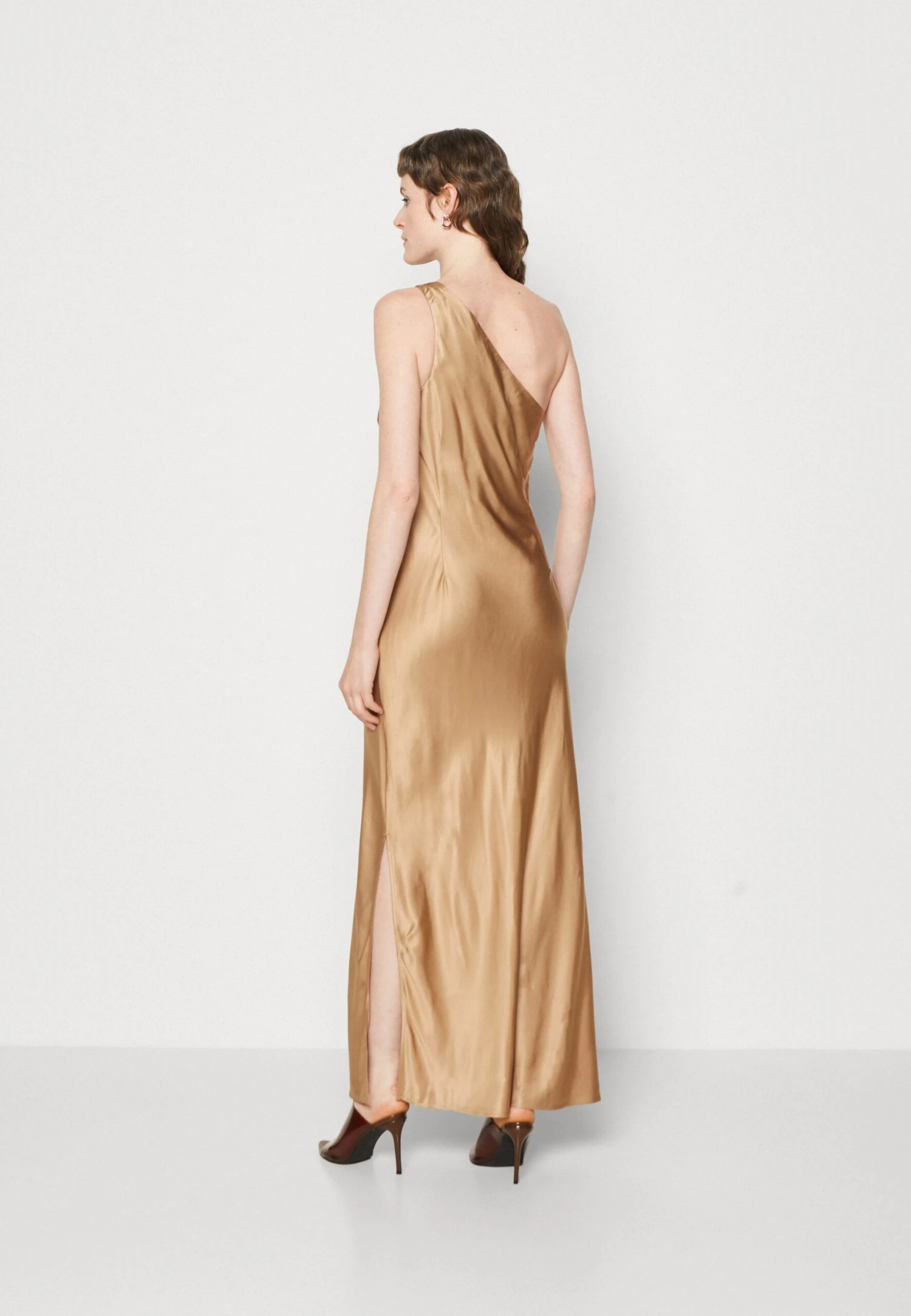 Selected Femme Slfmaya One Shoulder Dress- Galajurk - Tigers Eye 5 Selected Femme Slfmaya One Shoulder Dress- Galajurk - Tigers Eye - Afbeelding 3