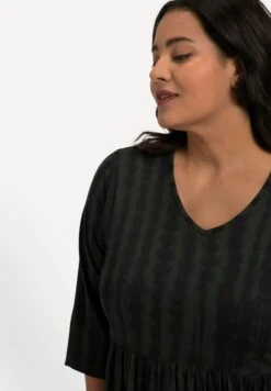 Ulla Popken A-Line BatikdruckEmpirenaht, V-Ausschnitt 3/4-Arm - Jerseyjurk - Olive -Mode Dames Winkel d4c391aa3fff4761b099872806778fd3