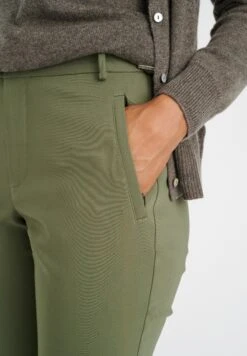 InWear Vanessaiw- Chino - Beetle Green 17 InWear Vanessaiw- Chino - Beetle Green -Mode Dames Winkel e7b551b0a29e46de8e9d362486c4c80e