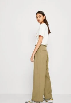 Monki Broek - Khaki Green Medium Dusty -Mode Dames Winkel f22d8a5f579c4709a1e6f16775684829