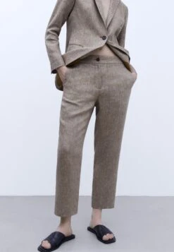 ADOLFO DOMINGUEZ European- Chino - Taupe -Mode Dames Winkel f993027d251e45cc8dcbc335dc84b65a